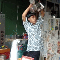 Teh tarik as it is "pulled"